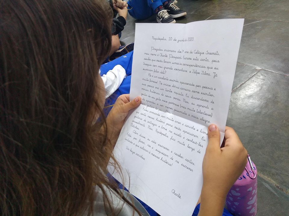 As crianças do 3º Ano receberam uma encomenda inusitada nesta semana: Charlô Paspartu, companheira do poeta Felpo Filva, escreveu uma carta se apresentando e compartilhando um pouquinho do encantamento do livro de Eva Furnari.