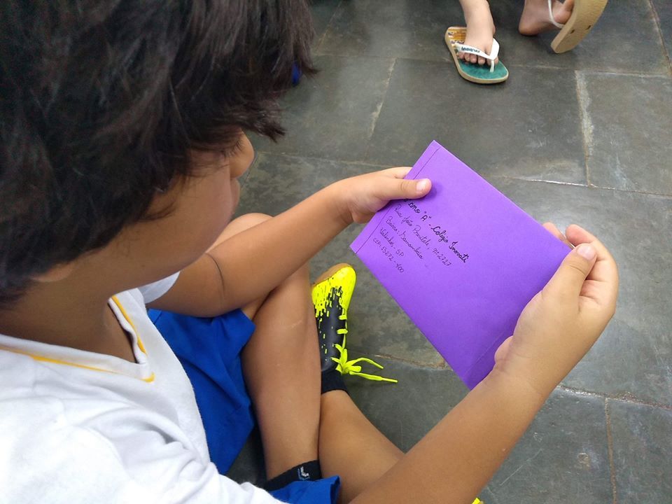 As crianças do 3º Ano receberam uma encomenda inusitada nesta semana: Charlô Paspartu, companheira do poeta Felpo Filva, escreveu uma carta se apresentando e compartilhando um pouquinho do encantamento do livro de Eva Furnari.
