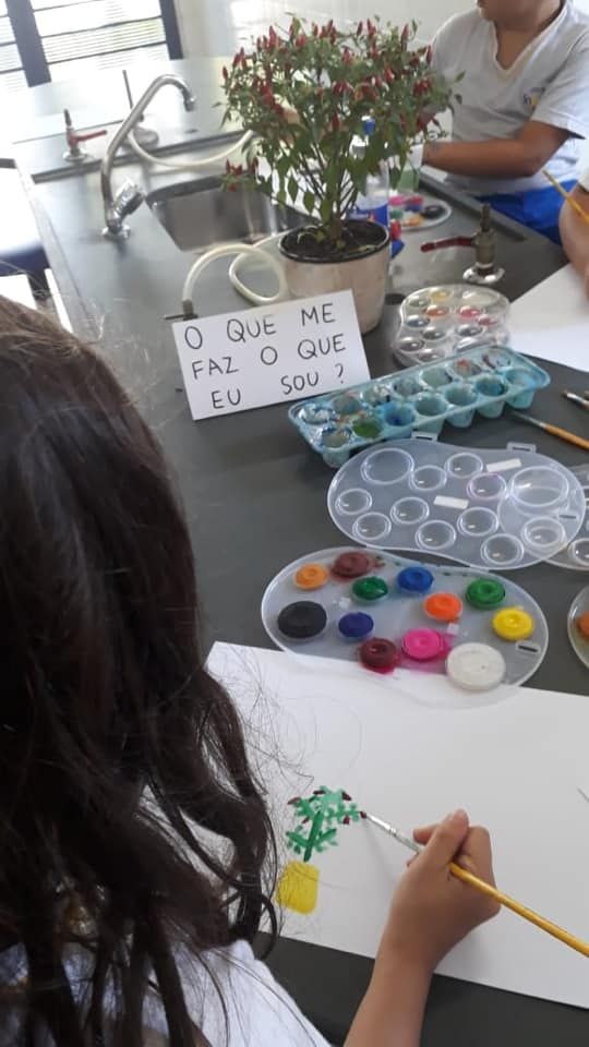 Os alunos dos 2° Anos vivenciaram diferentes contextos investigativos no laboratório de Ciências que direcionaram para o estudo sobre “plantas”. 